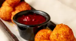 Disfruta unos buñuelitos de yuca (Croquetas de yuca y queso costeño rellenos de mozarella, para acompañar con salsa de moras). Con Taxco. Conoce más en https://www.instagram.com/taxco.mistico/?hl=es Km 5 vía llano grande hacia Don diego